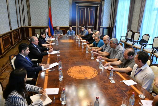 رئيس الجمهورية أرمين سركيسيان يجتمع مع مجموعة من علماء الفيزياء الأرمن والأجانب الذين يشتركون 
بمؤتمر دولي في يريفان