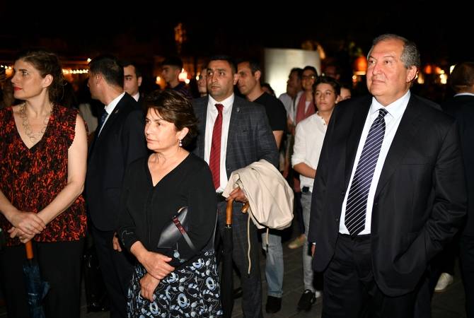 АРМЕНИЯ: Президент Армении вместе с супругой посмотрел трехмерную инсталляцию итальянской художницы Даниеле Кастро