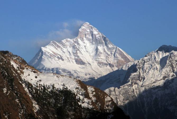 Reuters: ВВС Индии начали операцию по спуску тел погибших в Гималаях альпинистов