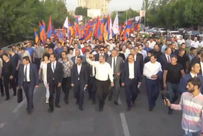 Никол Пашинян в Абовяне принимает участие в предвыборной кампании в поддержку 
кандидата в мэры города Григора Гуляна

