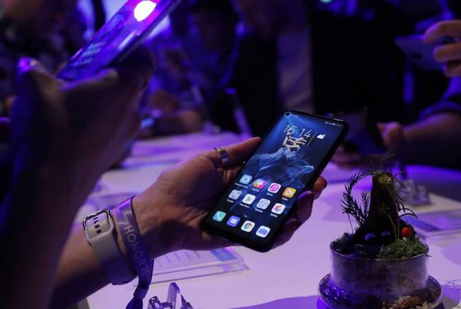 Reuters: приложения компании Facebook больше не будут предустановлены на 
смартфонах Huawei