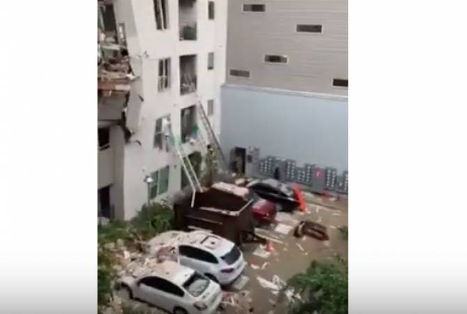 Строительный кран упал на многоэтажку в США, есть жертвы — видео