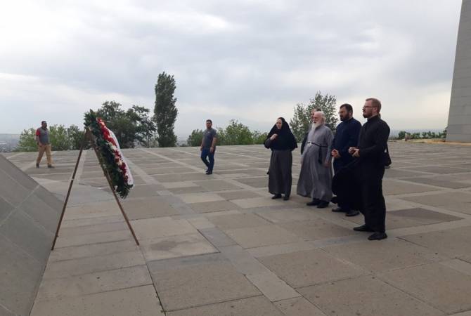 رئيس الكنيسة الأرثوذكسية البيلاروسية المتروبوليتان بافل يزور نصب تستسرناكابيرد في يريفان ويكرّم ذكرى ضحايا الإبادة الأرمنية