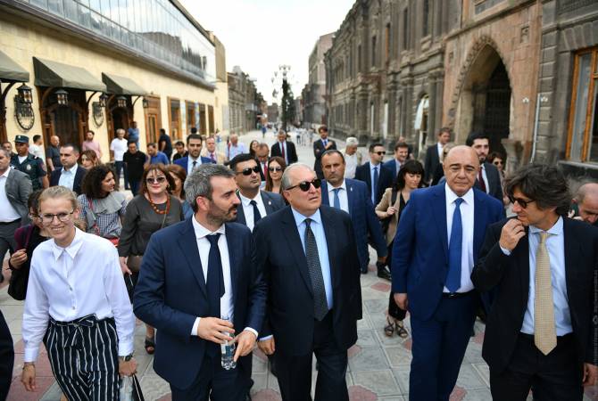 رئيس الجمهورية أرمين سركيسيان يقوم بزيارة عمل إلى ثاني مدينة بأرمينيا- كيومري- مع مجموعة من رجال الأعمال الإيطاليين
