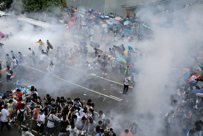 СМИ: полиция применила слезоточивый газ против демонстрантов в Гонконге