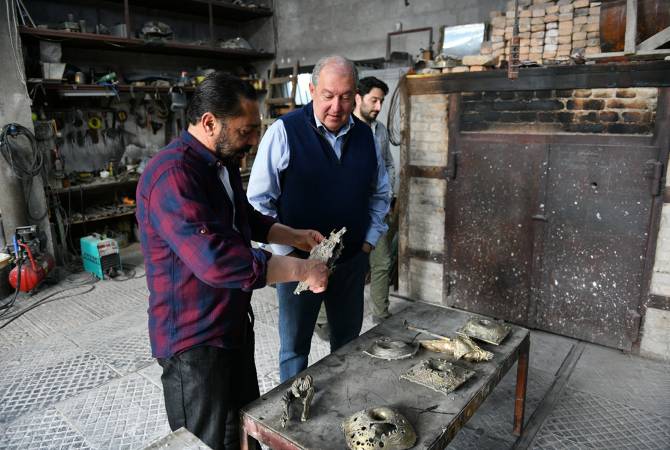 President Sarkissian hosted at sculptor Albert Vardanyan’s studio