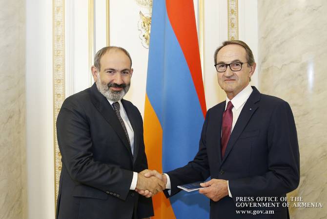 PM Pashinyan hands Armenian passport to former French lawmaker René Rouquet