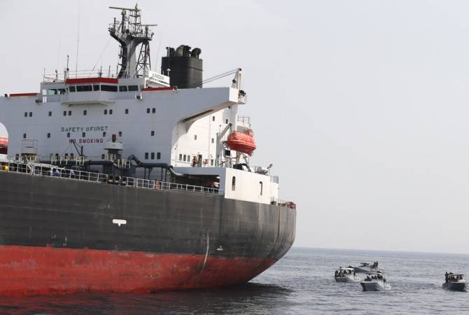 В Оманском заливе неизвестные атаковали два нефтяных танкера, сообщили СМИ