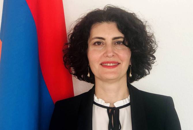 سفيرة أرمينيا الجديدة إلى كندا أناهيت هاروتيونيان تقدّم نسخة من أوراق اعتمادها لرئيس بروتوكول كندا ستيوارت ويلر