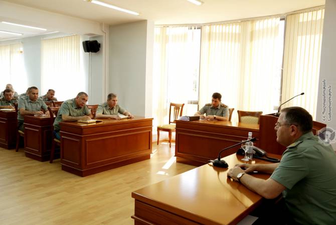 La haute direction militaire d'Arménie tient une consultation