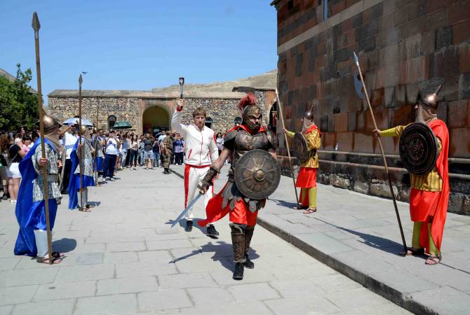 المصارع الروماني-بطل العالم آرتور ألكسانيان يستلم شعلة ألعاب عموم الأرمن في دير خور فيراب، أرمينيا- 
فيديو-