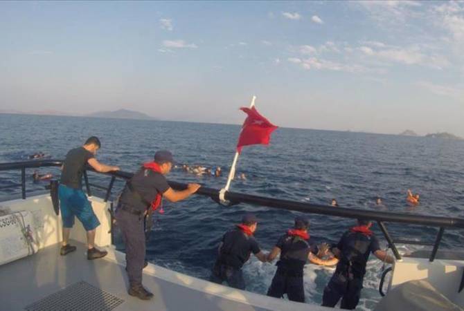 Лодка с беженцами затонула у берегов Турции