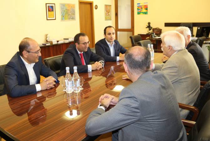 Armenian healthcare minister holds meeting with inventor of first magnetic resonance scanning 
machine