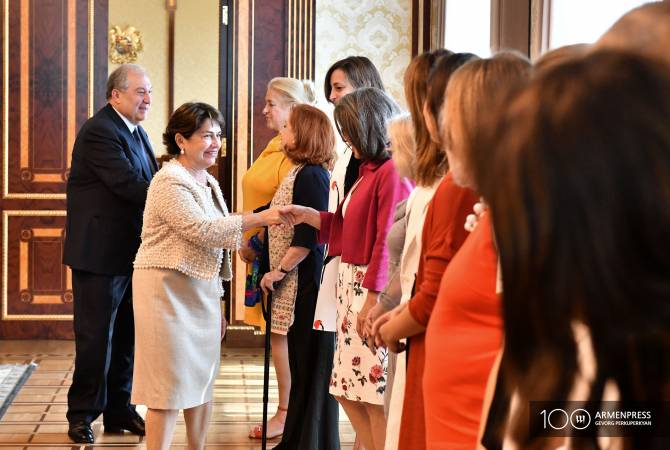 Արգենտինայի ձեռնարկատեր կանայք ցանկանում են համագործակցության կամուրջ 
ստեղծել Հայաստանի հետ. նրանց ընդունեց նախագահի տիկինը