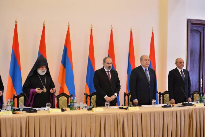 Ежегодное собрание Совета попечителей Всеармянского фонда “Айастан” началось с 
минуты молчания