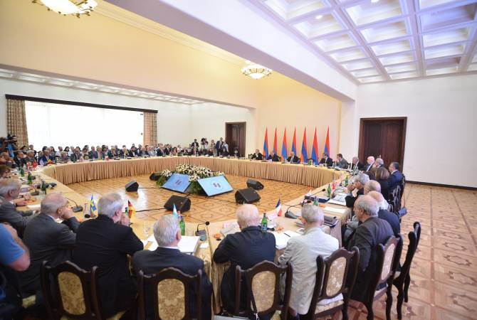 رئيس الجمهورية أرمين سركيسيان يقول بافتتاح قمة مؤسسة صندوق هاياستان لعموم الأرمن أنه لا يجب 
ربط الصندوق بهيكلية جمع التبرعات