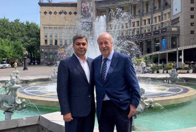 Le président de la FAF  accompagne Vincente del Bosque dans sa découverte d'Erevan