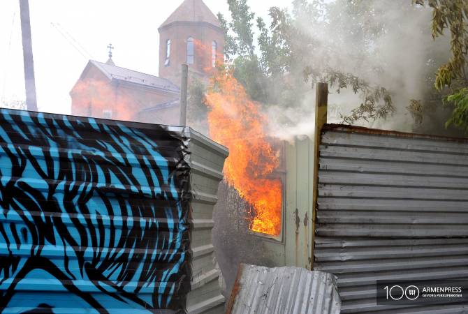  Կոնդի Սբ Հովհաննես եկեղեցու հետևում երկու տնակներ են այրվում