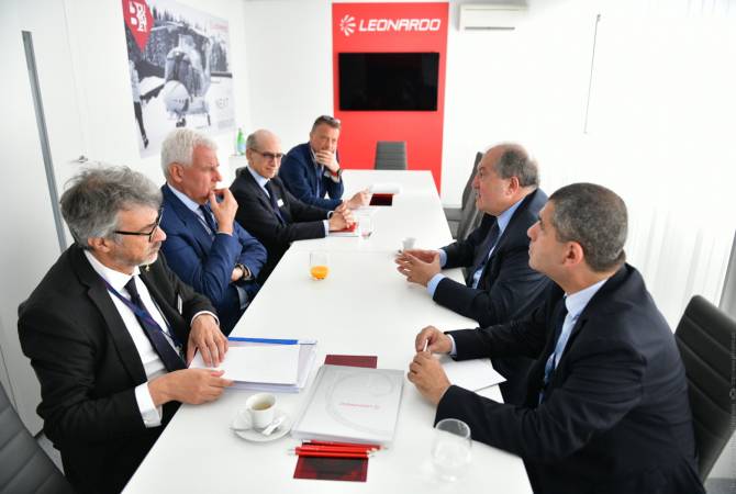 Le président Armen Sarkissian et le PDG du géant italien Leonardo discutent d'une éventuelle 
coopération en France