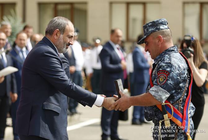 رئيس الوزراء بيكول باشينيان يهنّأ الشرطة العامة الأرمينية بمناسبة الذكرى ال27 للتأسيس ويكرّم عدداً من الضباط