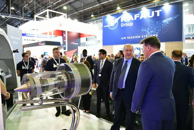 President Sarkissian visits Russian United Aircraft Corporation’s pavilion in Paris