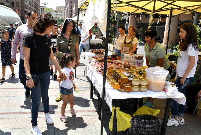 زوجة رئيس الوزراء الأرميني- آنا هاكوبيان- تحضر مهرجان الحلويات في جادة هيوسيساين بمركز العاصمة 
الأرمينية يريفان مع ابنتها أربي- صور-