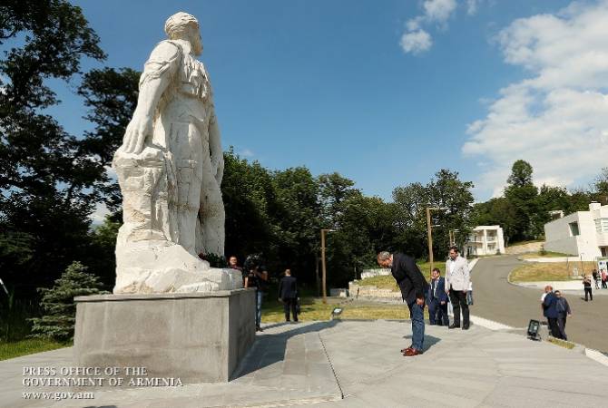 В  Тавуше  Никол Пашинян возложил цветы  к памятнику Национальному  герою Армении 
Монте  Мелконяну