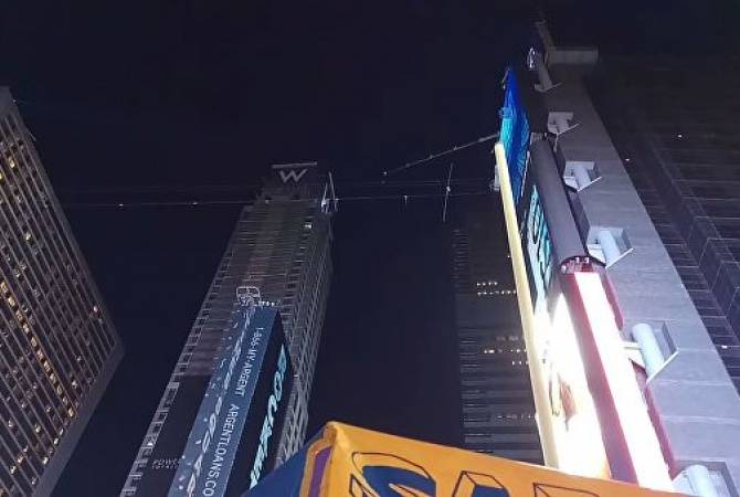 Эквилибрист прошел по канату между небоскребами на Таймс-сквер в Нью-Йорке