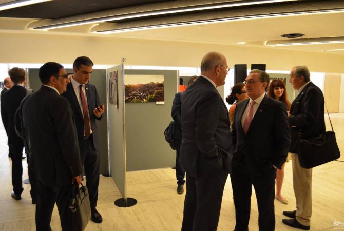 وزير الخارجية زوهراب مناتساكانيان يحضر المعرض المخصص للثورة المخملية الأرمينية المنظم بمكتب 
الأمم المتحدة في جنيف