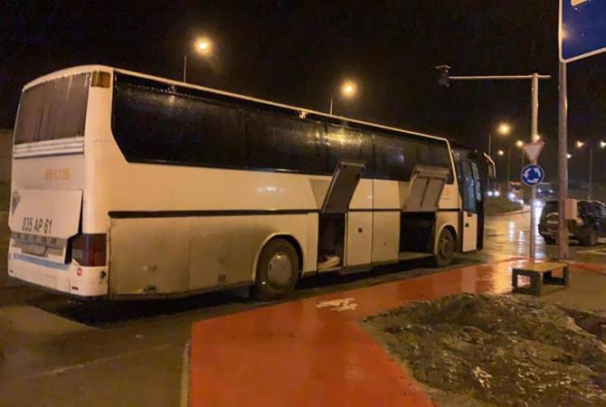 Пассажиры автобуса, остановленного в Верхнем Ларсе, перевезены в Армению