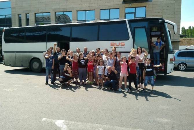 Граждане Армении, оставшиеся без транспорта в Верхнем Ларсе, на другом автобусе уже 
перевезены в Армению