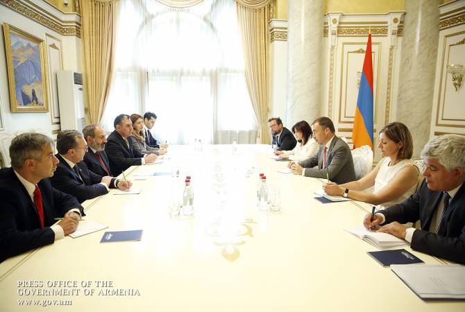 رئيس الوزراء الأرميني نيكول باشينيان يستقبل الممثل الخاص للاتحاد الأوروبي لجنوب القوقاز والأزمة في جورجيا تويفو كلار