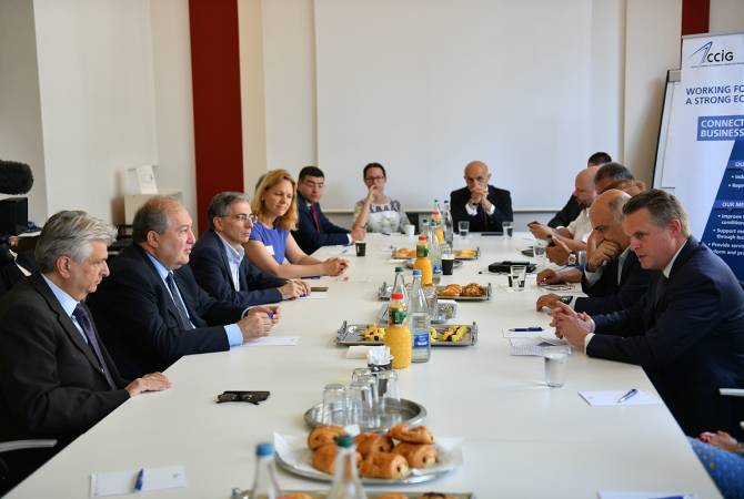 رئيس الجمهورية أرمين سركيسيان يلتقي برؤساء عدد من الشركات السويسرية الرائدة خلال مأدبة فطور عمل