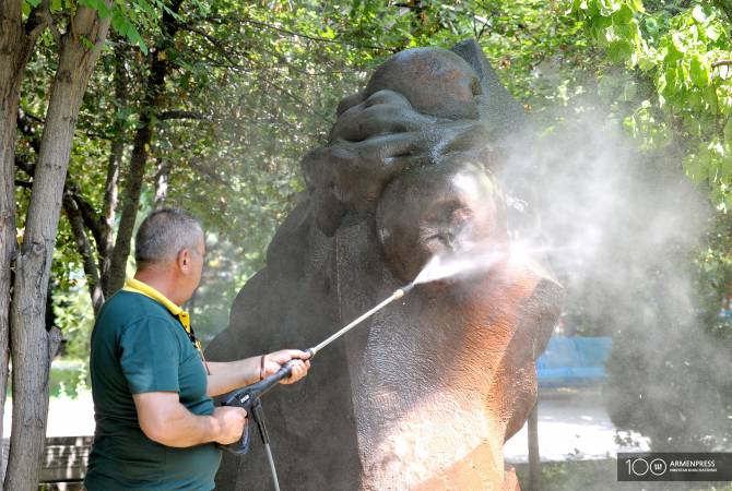 Armenian-American man literally washes away sadness off statues in Yerevan 