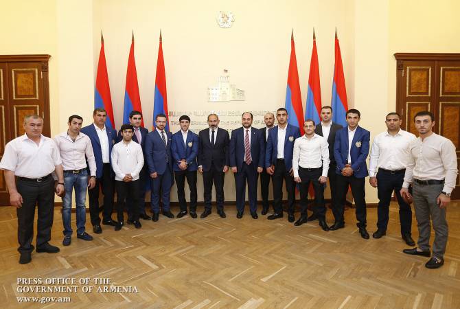 رئيس الوزراء الأرميني نيكول باشينيان يستقبل الرياضيين الحائزين على ميداليات بالألعاب الأوروبية