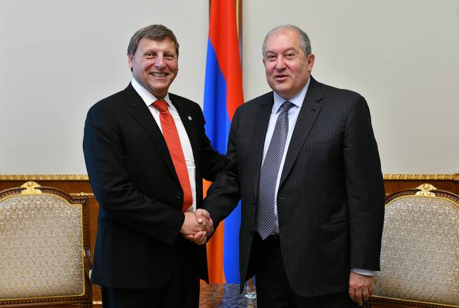 Armenian President receives Mayor of Glendale