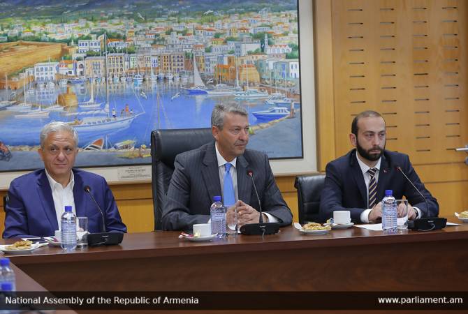  Спикер НС встретился с членами комиссии по сотрудничеству между парламентами 
Армении и Кипра 