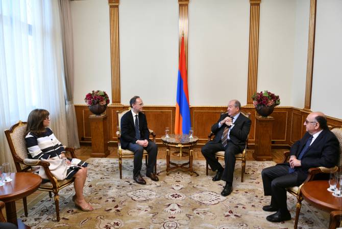  Президент Армении обсудил с группой врачей проблемы восстановления слуха у детей

 