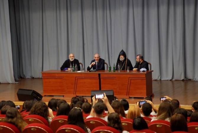 رئيس آرتساخ باكو ساهاكيان يستقبل المشاركين بمنتدى <إلى إتشميادزين المقدس، إلى آرتساخ"> للشباب  