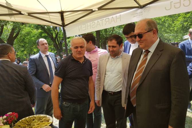 رئيس الجمهورية أرمين سركيسيان يشترك بمهرجان التوت في كاراهونج بمقاطعة سيونيك