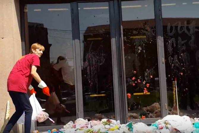 Перед зданием мэрии Еревана митингуют из-за состояния вывоза мусора