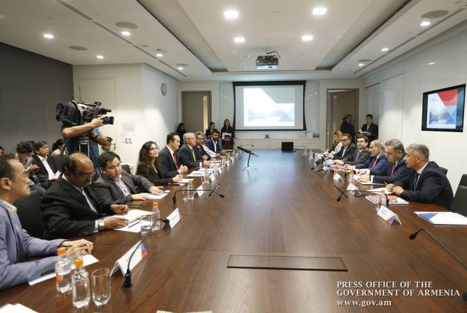 Премьер-министр встретился с представителями бизнес-сообщества Сингапура