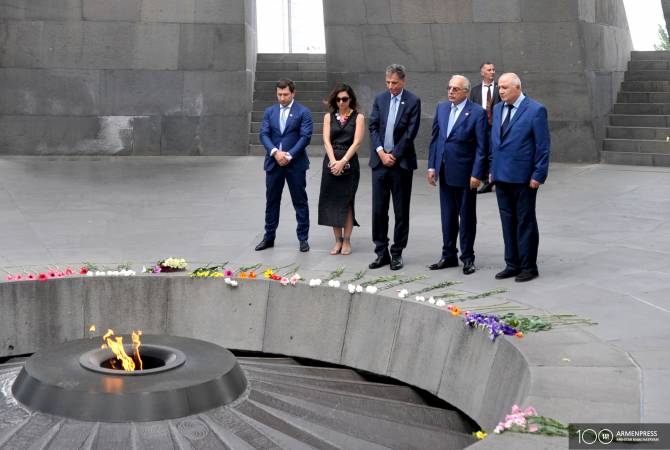 السفير الجديد لإسرائيل بأرمينيا يزور نصب تسيتسيرناكابيرد ويكرّم ذكرى ضحايا الإبادة الجماعية الأرمنية