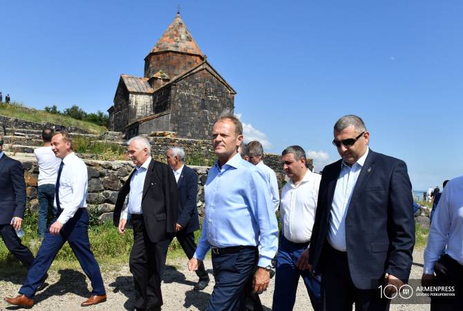 Visite de l'église de Sevanavank et du complexe de Noratous par le président du Conseil 
européen