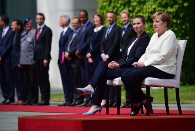  Spiegel: Меркель из-за недавних приступов дрожи слушала гимн сидя 