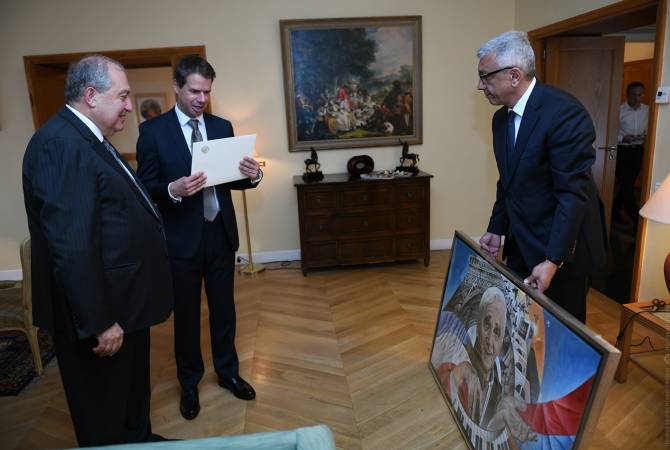 الرئيس أرمين سركيسيان يزور السفارة الفرنسية بيريفان ويهدي لوحة للرئيس ماكرون بمناسبة عيد فرنسا 