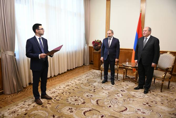 وزير العدل الجديد روستام باداسيان يؤدي القسم الدستوري في القصر الرئاسي الأرميني