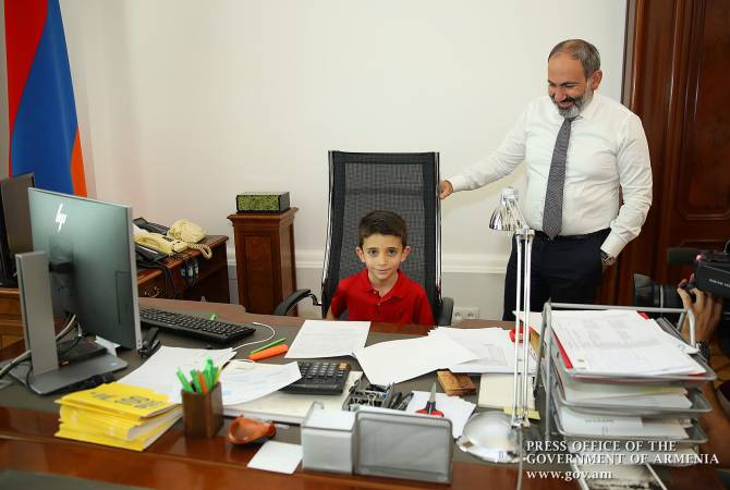 رئيس الوزراء نيكول باشينيان يحقّق أمنية الطفل مايكل ميخاني- 6 سنوات- ويستضيفه بمكتبه الوزاري-صور-