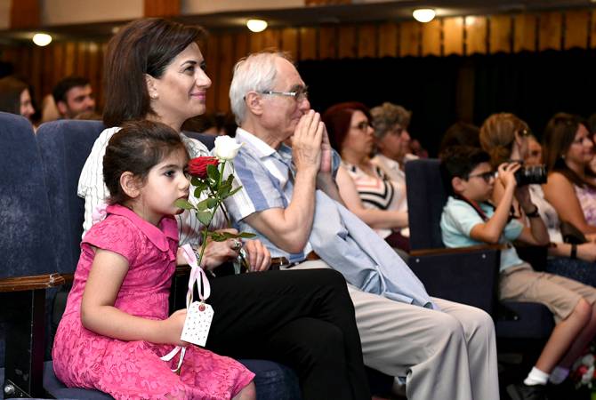 Armenian PM’s wife attends charity performance in Yerevan Puppet Theatre