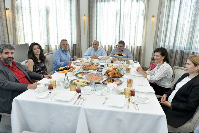 Анна Акопян завтракала с представителями Группы друзей Национального 
филармонического оркестра 
